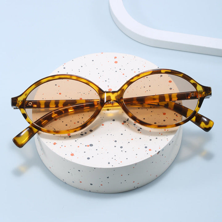 Women's fashionable sunglasses with oval frame and golden accents Kalsten