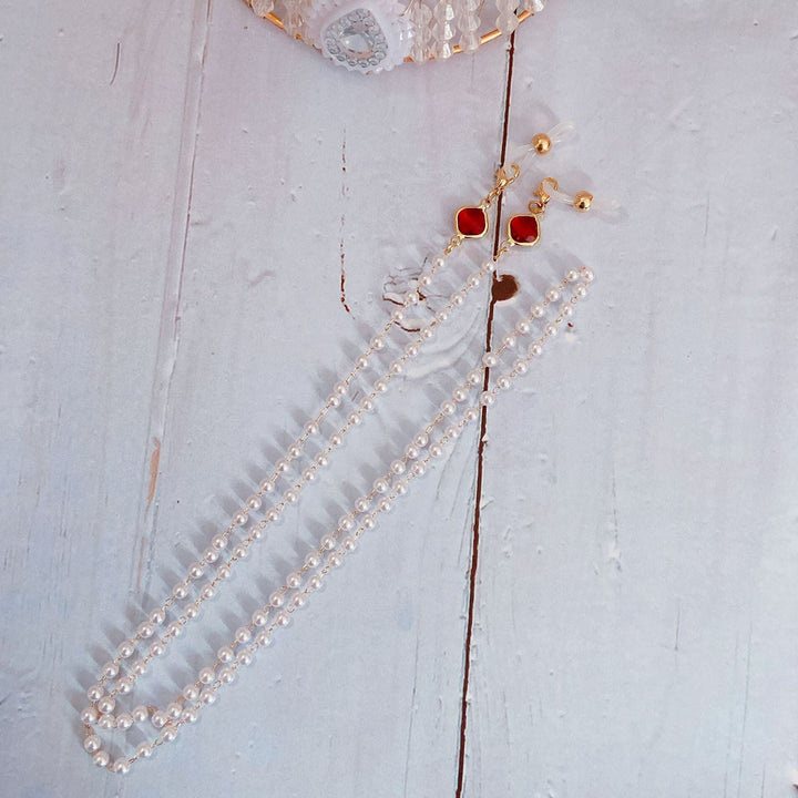 Elegant pearl necklace with golden accents Kalsten