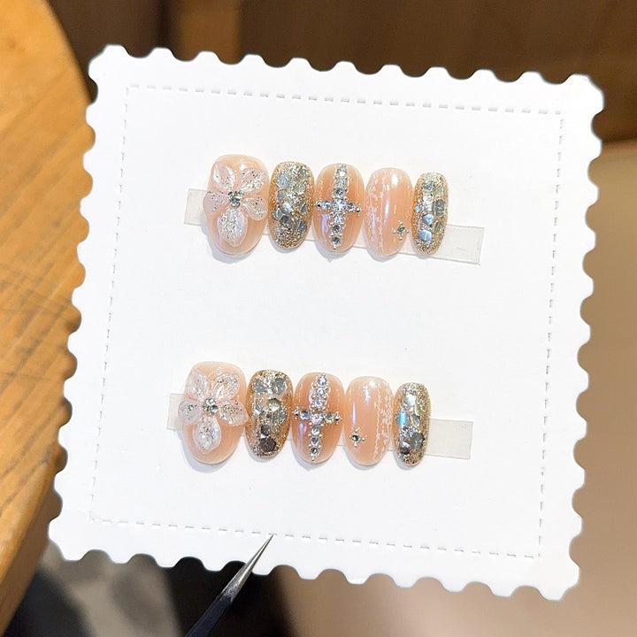 Glamorous artificial nails with floral and glittering accents Kalsten