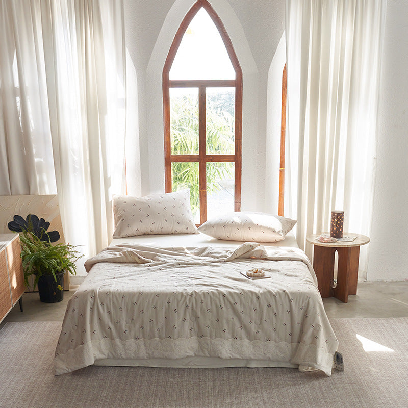 Ladies elegant bedspread with delicate floral pattern Kalsten