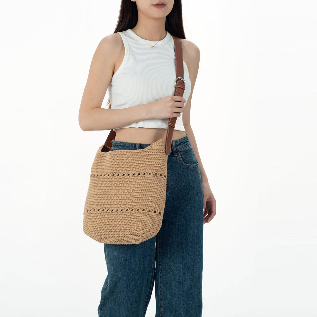 Comfortable crossbody bag made of crocheted material Kalsten
