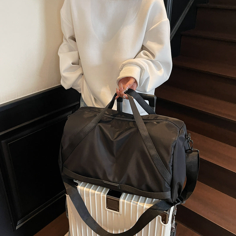 Versatile sports duffel bag with water-resistant material Kalsten