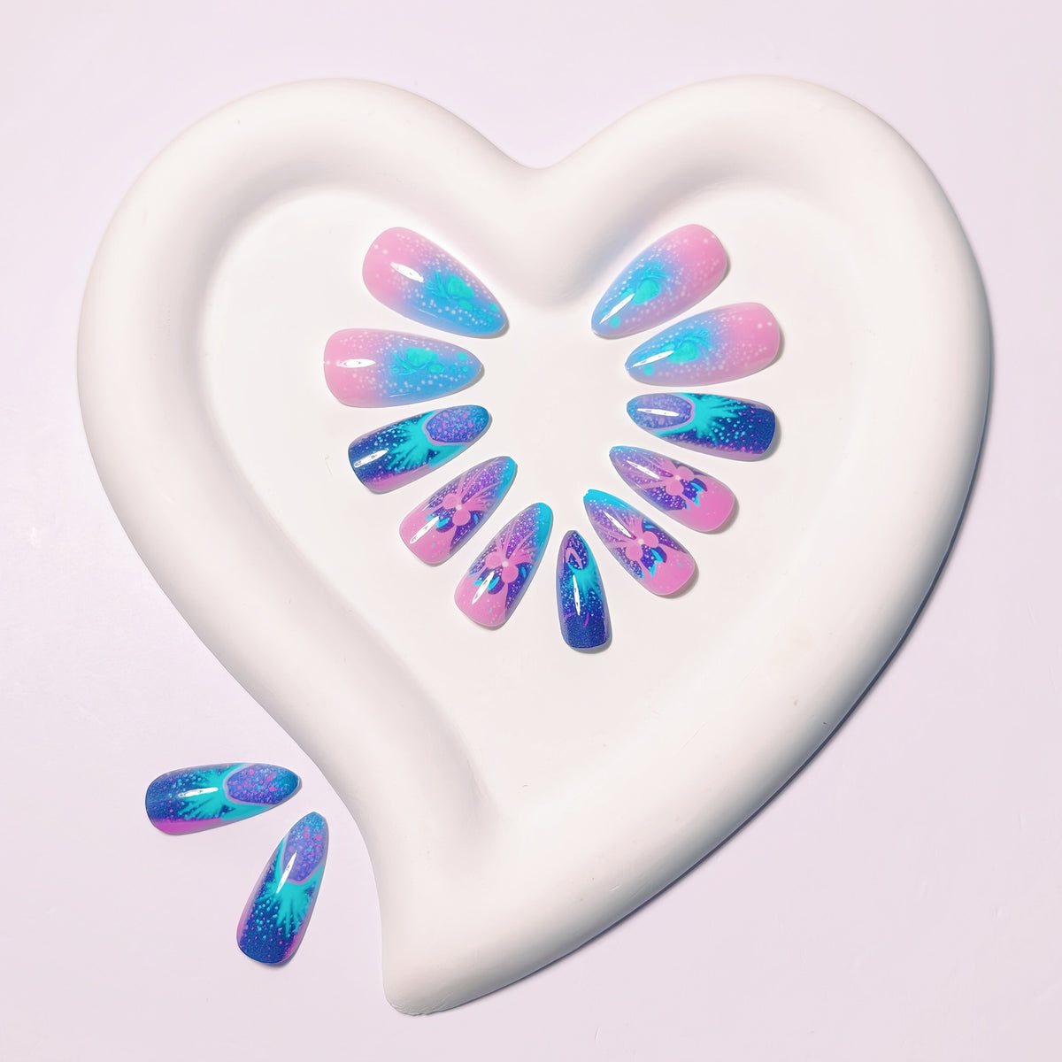 Artistic Jellyfish-Inspired Nail Art Acalora