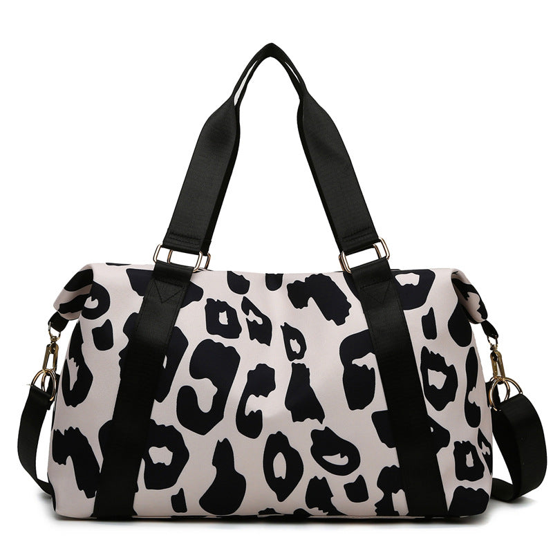 Sporty travel bag with modern leopard pattern Kalsten