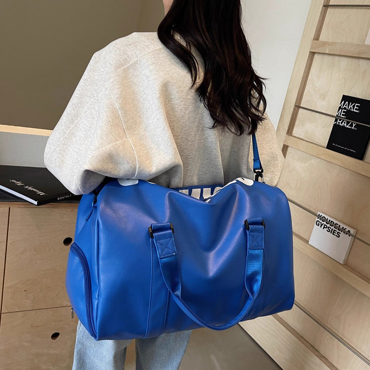 Sporty travel bag with robust design and adjustable shoulder strap Kalsten