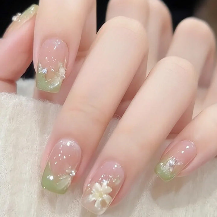 Artificial nails with floral accents and glitter coating Kalsten