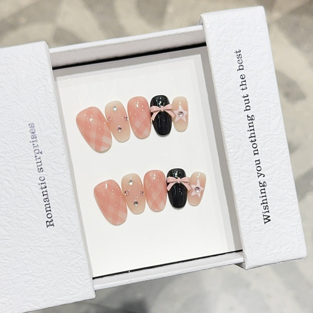 Artificial nails with romantic design and glitter details Kalsten