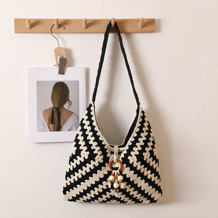 Handmade macrame shoulder bag with playful pendant Kalsten