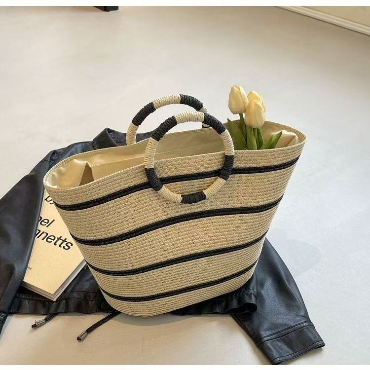 Elegant and Spacious Beach Bag Kalsten