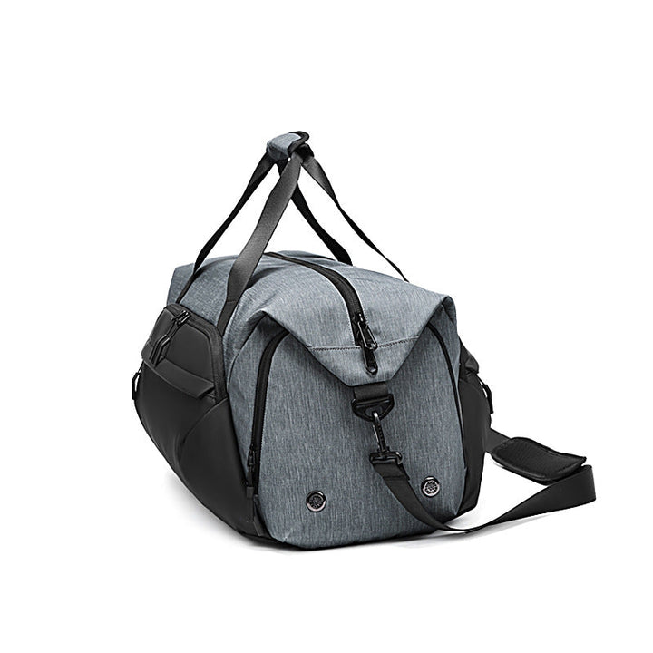 Sporty travel bag with water-repellent material and versatile compartments Kalsten