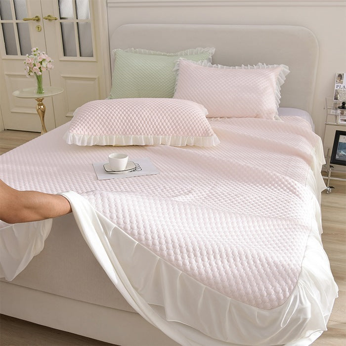 Ladies elegant bedspread set with decorative ruffled hem Kalsten