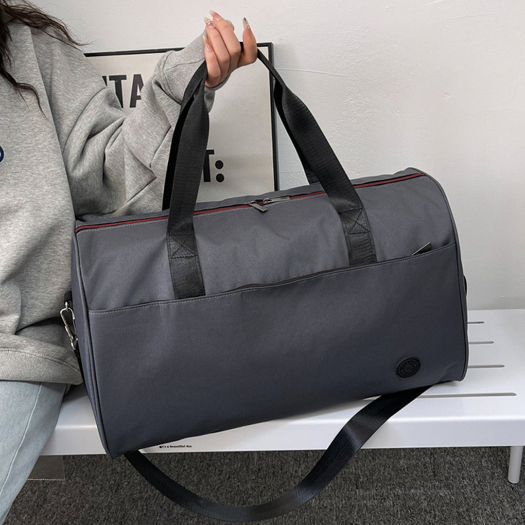 Sporty travel bag with sturdy carrying handles and removable shoulder strap Kalsten