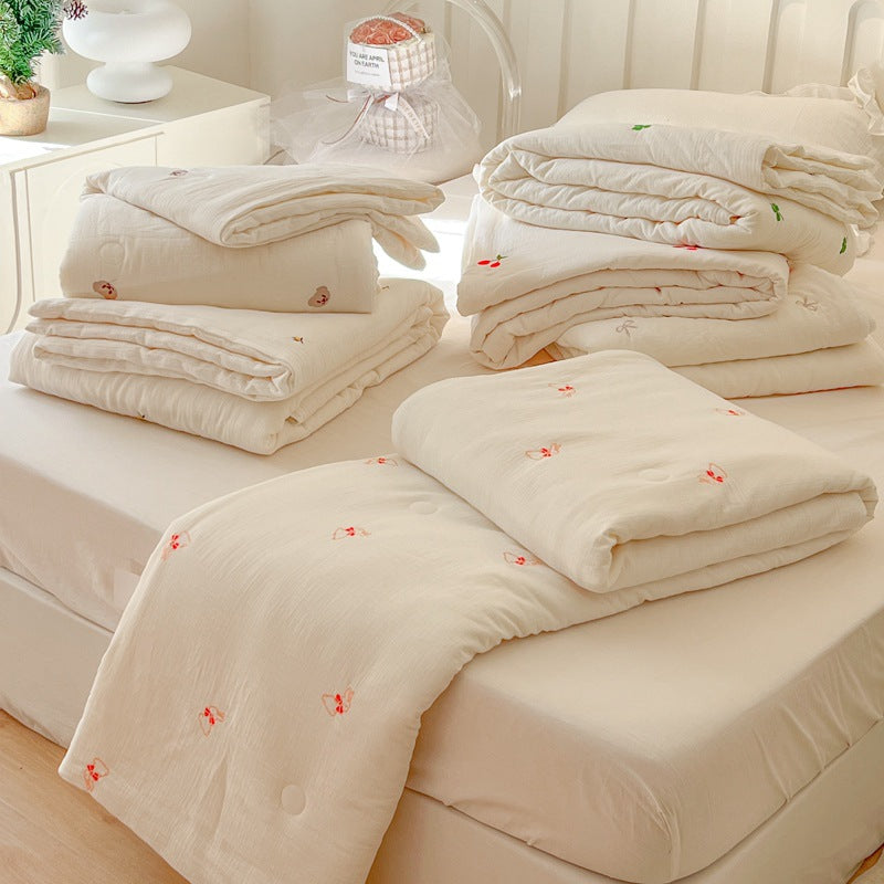 Women lightweight and breathable quilt with delicate floral patterns Kalsten
