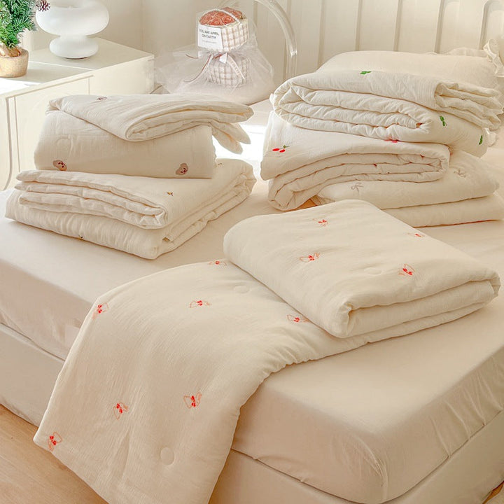 Women lightweight and breathable quilt with delicate floral patterns Kalsten