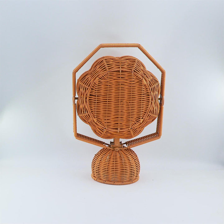 With an elegant three-tier fruit bowl Kalsten