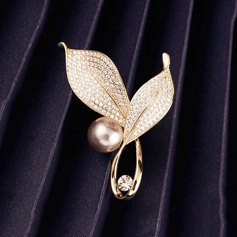 Elegant and Glamorous Brooch with Pearls and Crystals Kalsten