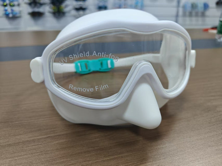 Swimming mask with adjustable comfort and clear field of vision Kalsten