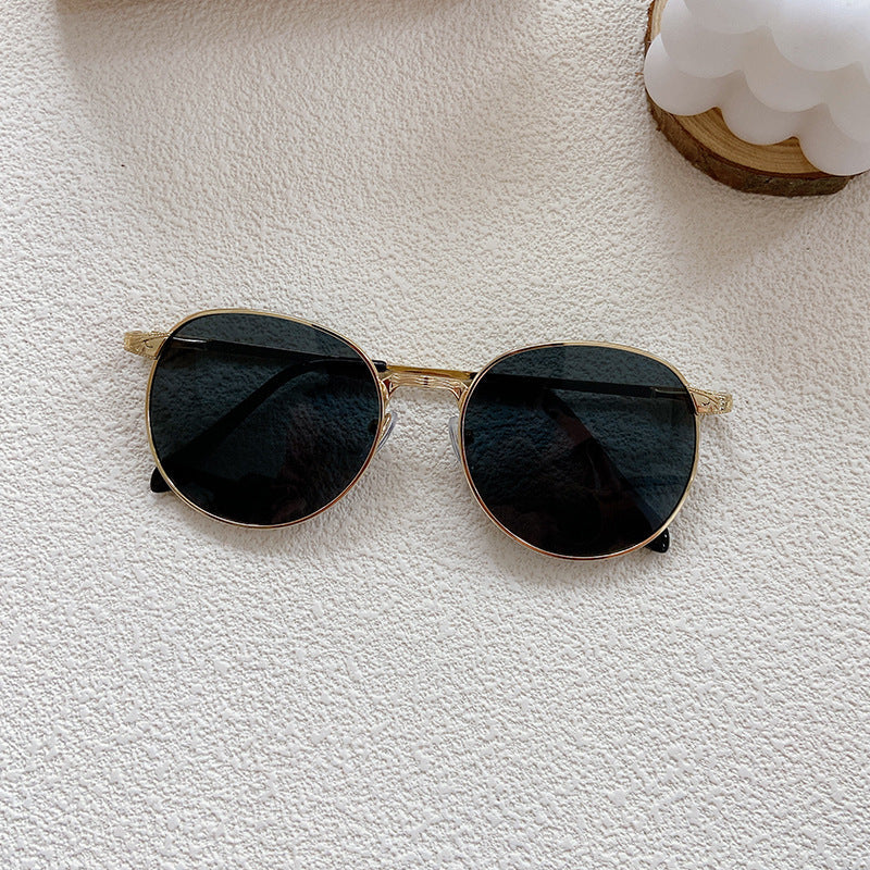 Fashionable sunglasses with round frame and intricate design Kalsten