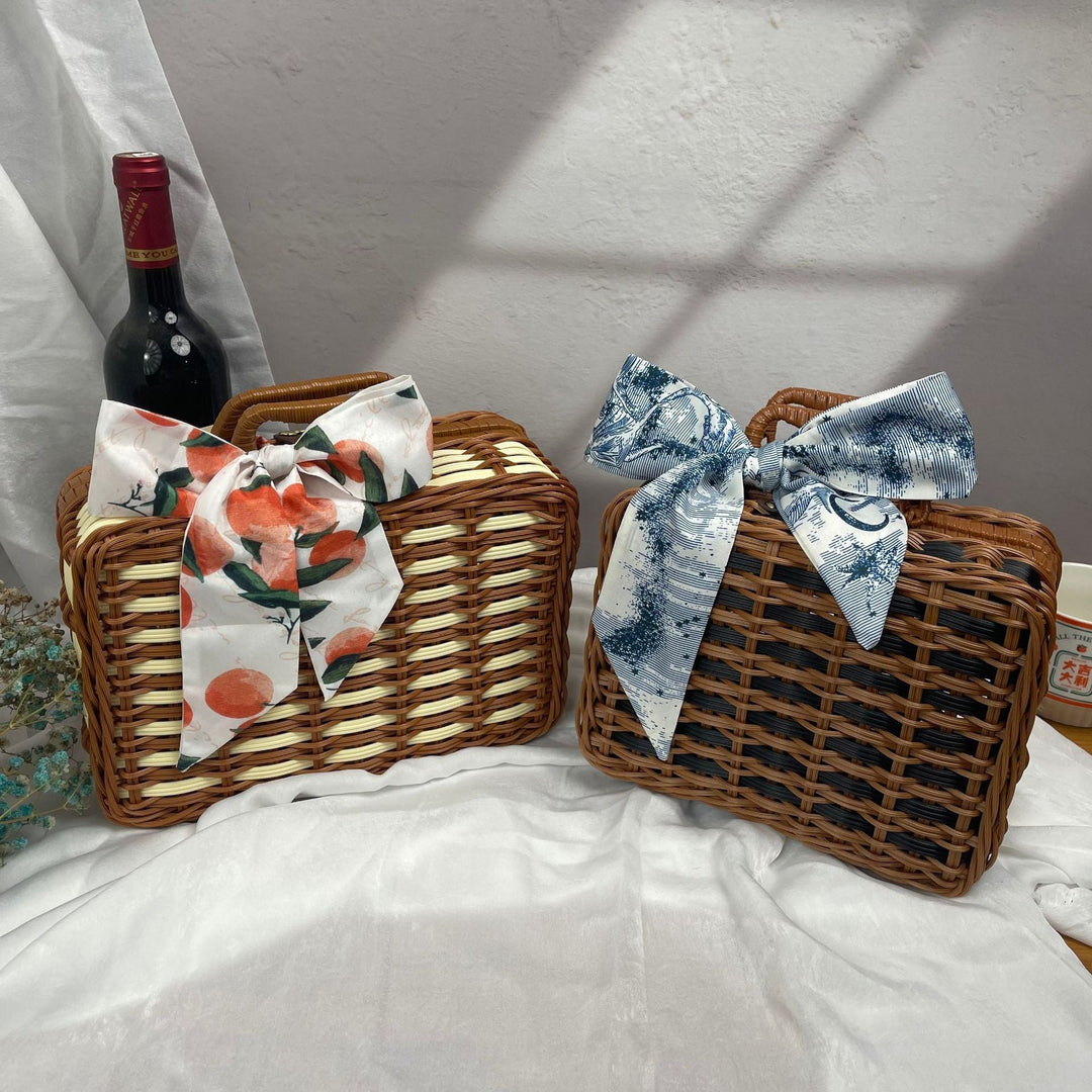 Women stylish picnic basket Kalsten