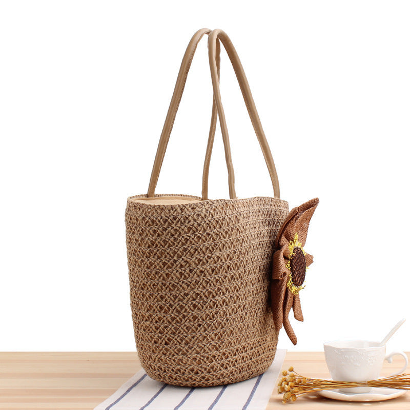 Handbag with floral appliqué Made of natural material Kalsten
