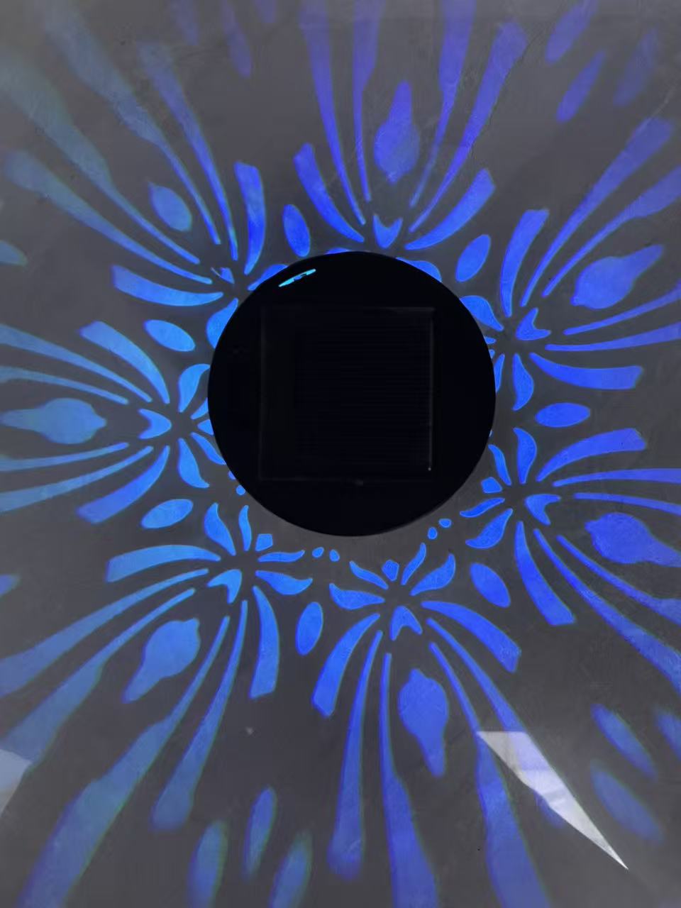 Solar Projection Garden Light With Decorative Floral Pattern And Dusk-To-Dawn Sensor Kalsten