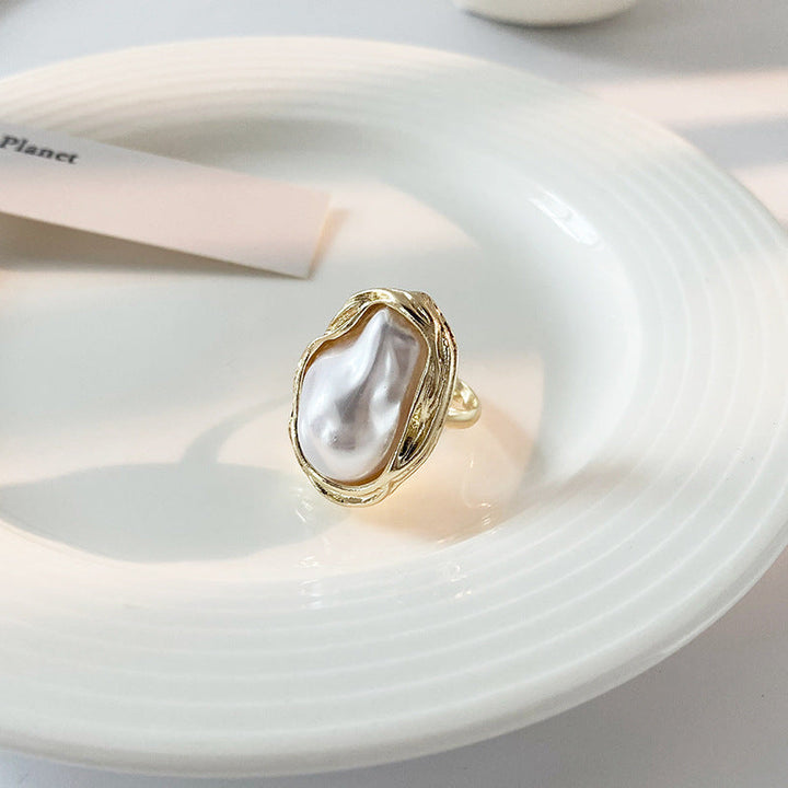 Elegant pearl ring with unique design by Kalsten
