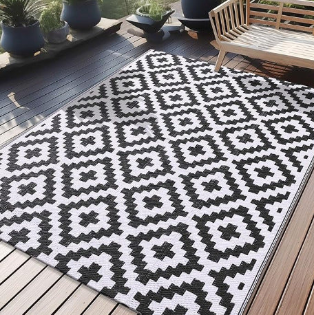 Women Elegant decorative rug with geometric pattern Kalsten