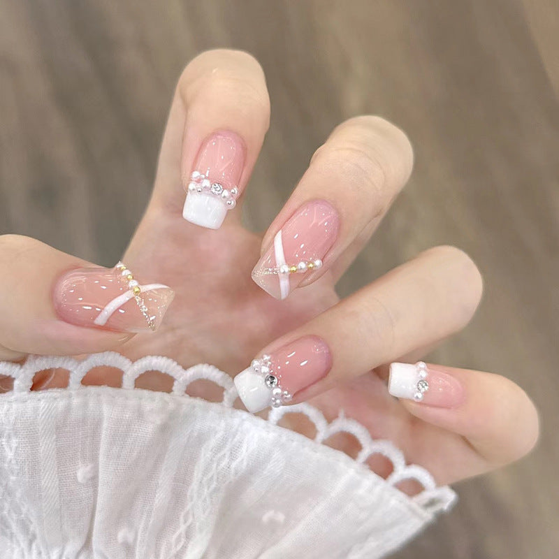 Artificial nails with glamorous pearl details Kalsten