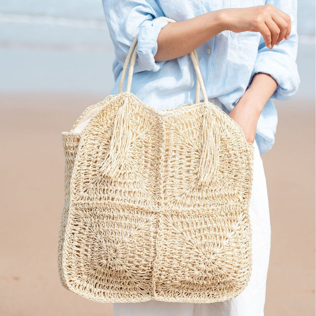 Spacious handbag made of braided natural material with fringes Kalsten