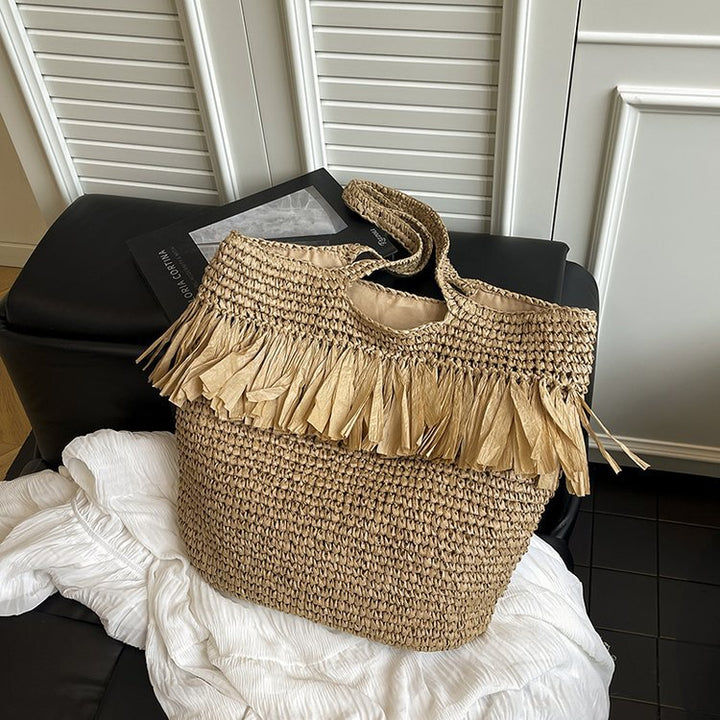 Straw bag with fringes and modern details Kalsten