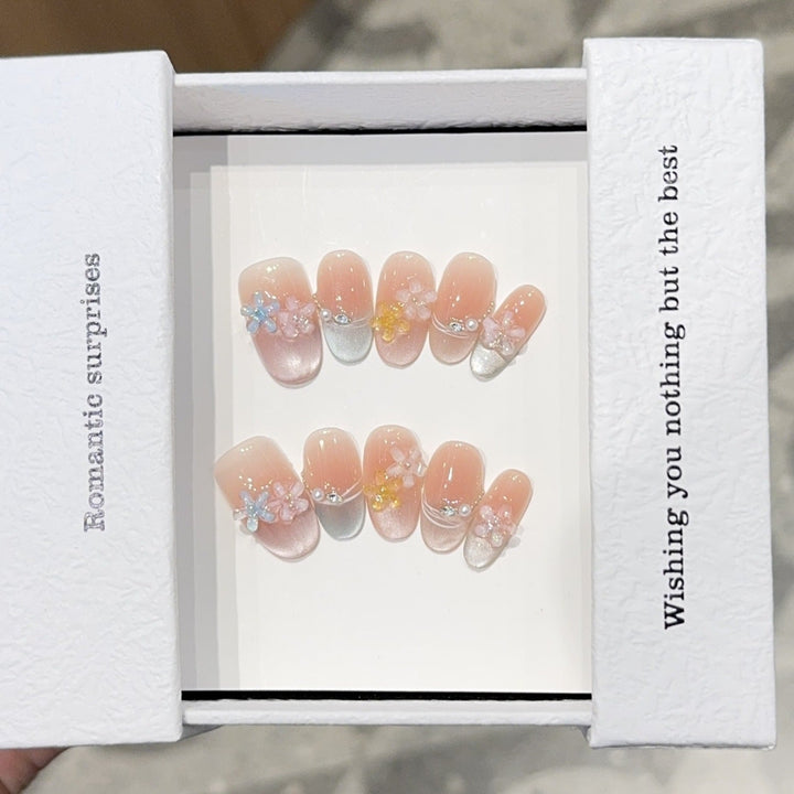 Romantic artificial nails with floral accents Kalsten