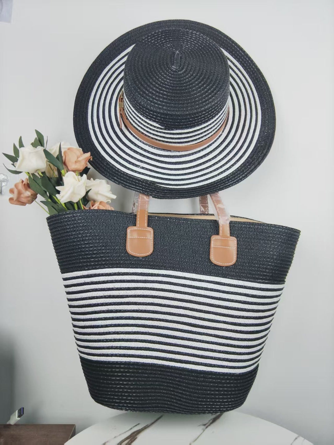 Sleek beach bag with matching sun hat Kalsten
