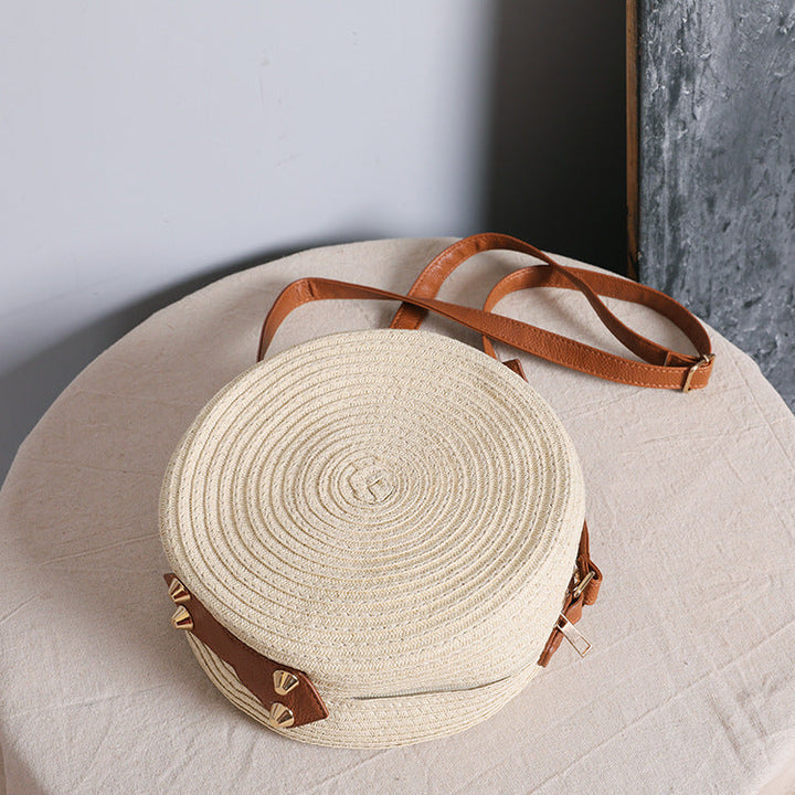 Round shoulder bag made of natural material with stylish accents Kalsten