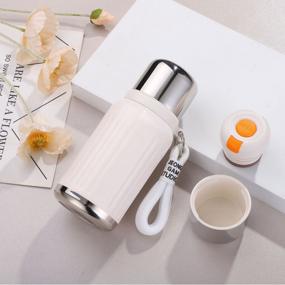 Unisex double-walled insulated bottle with one-handed safety lock and removable drinking cup Kalsten