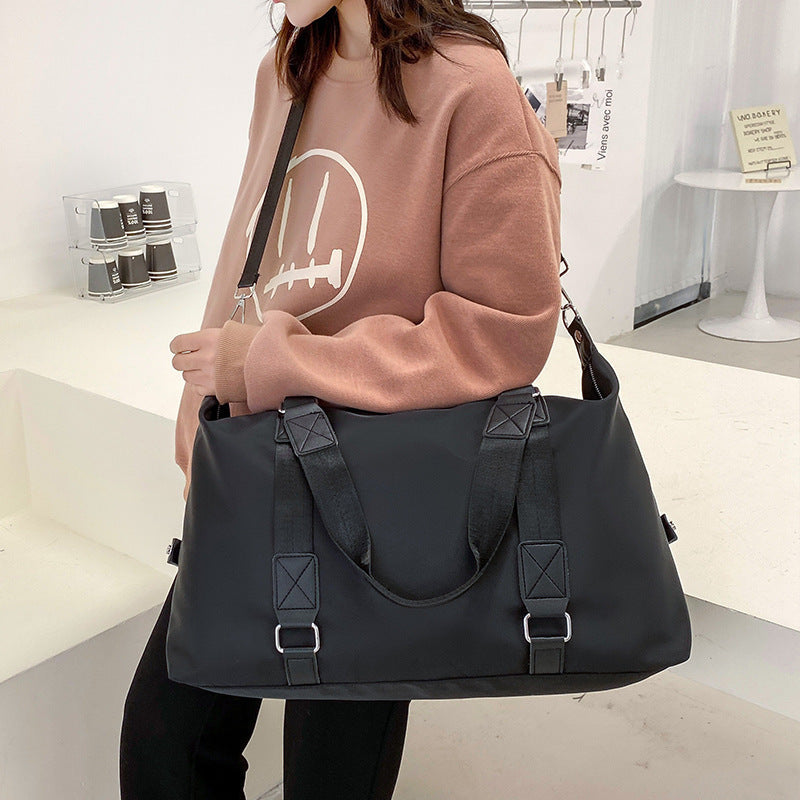 Sports bag with ergonomic carrying handles and versatile interior Kalsten