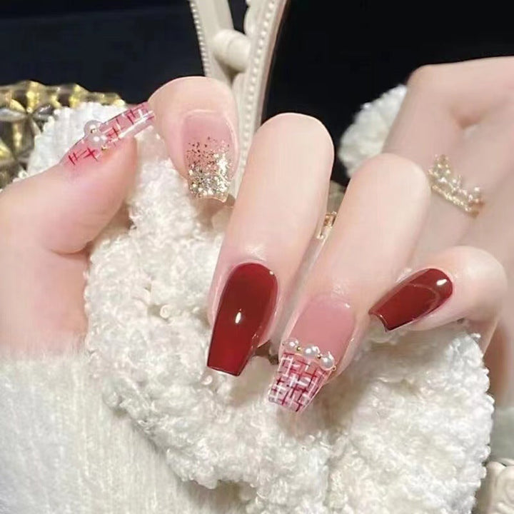 Glamorous artificial nails with delicate flower and glitter effects Kalsten