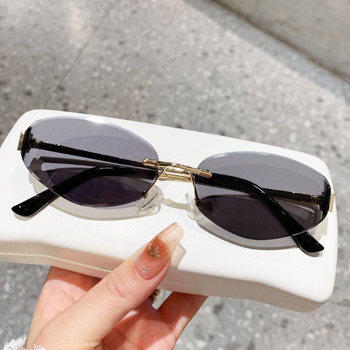 Ladies sunglasses in modern oval design with contrasting frame Kalsten