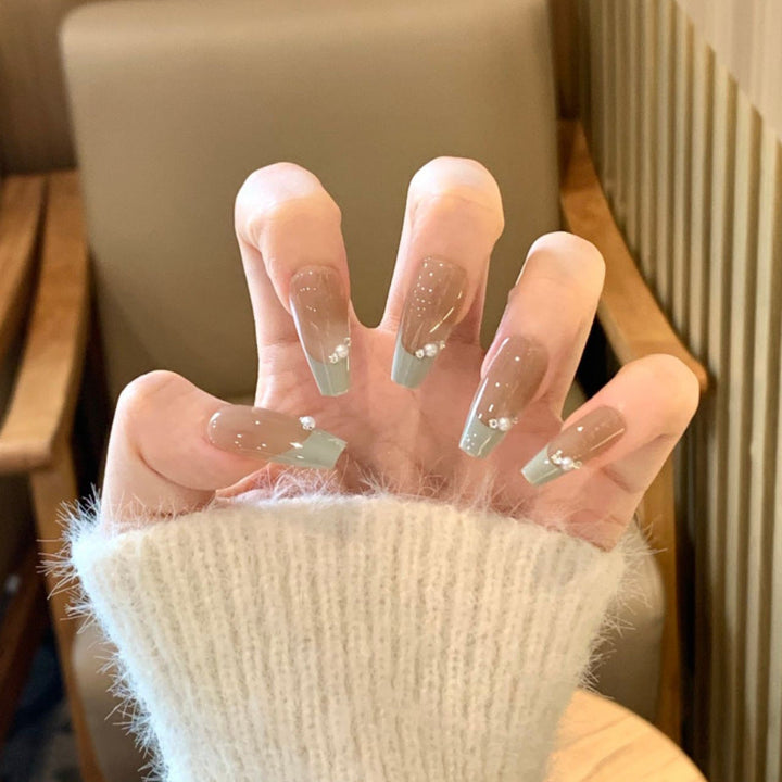 Playful art nails with shimmering designs and 3D applications Kalsten