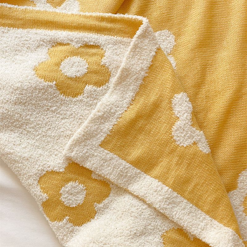 Unisex Cozy Blanket with Floral Design Kalsten