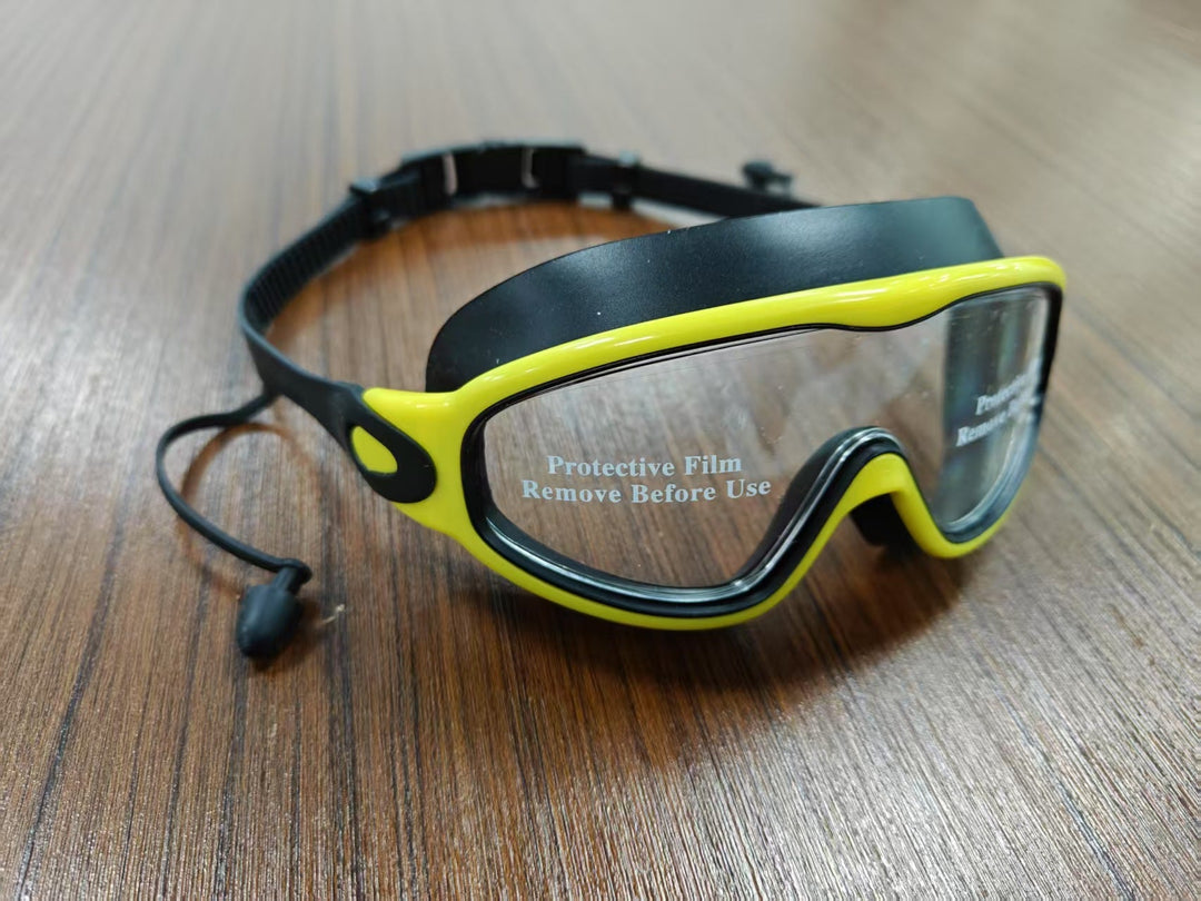 Diving mask with wide field of view and magnet holder Kalsten
