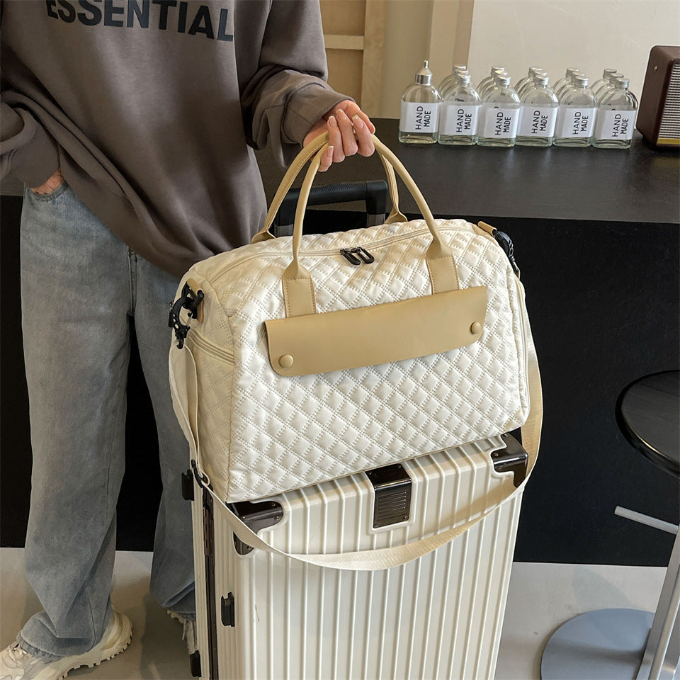 Sporty travel bag with ergonomic carrying system and water-repellent material Kalsten
