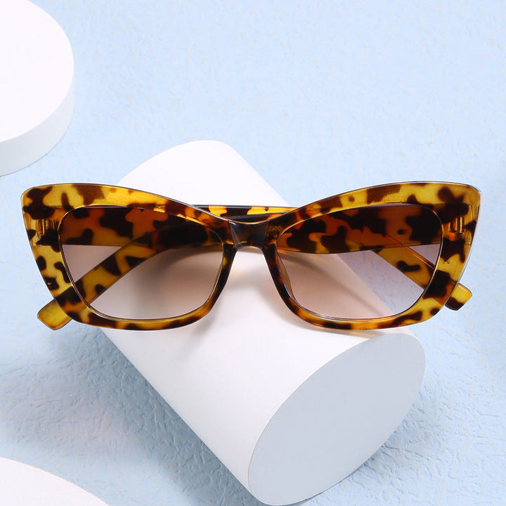 Ladies Cat-Eye Sunglasses with Stylish Elements Kalsten