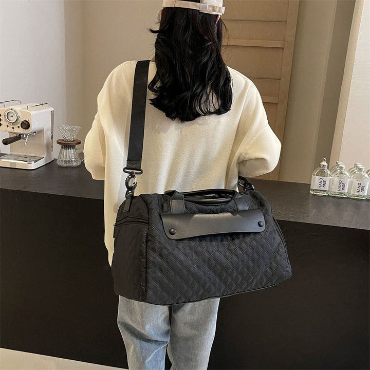 Sporty travel bag with ergonomic carrying system and water-repellent material Kalsten
