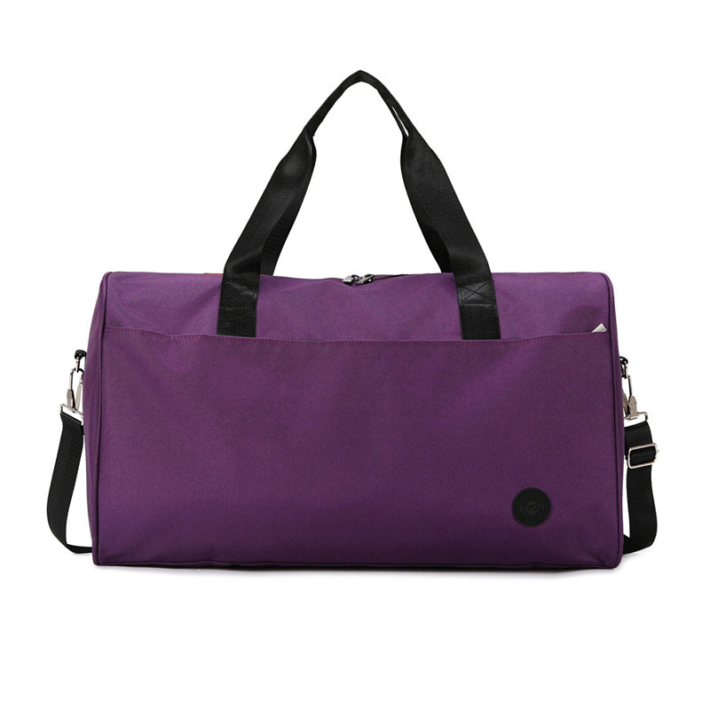Sporty travel bag with sturdy carrying handles and removable shoulder strap Kalsten