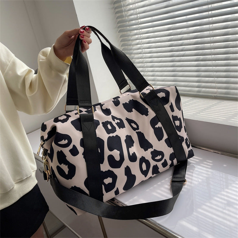 Sporty travel bag with modern leopard pattern Kalsten