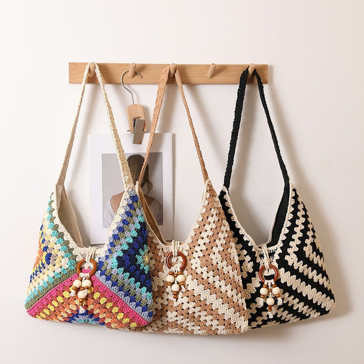 Handmade macrame shoulder bag with playful pendant Kalsten