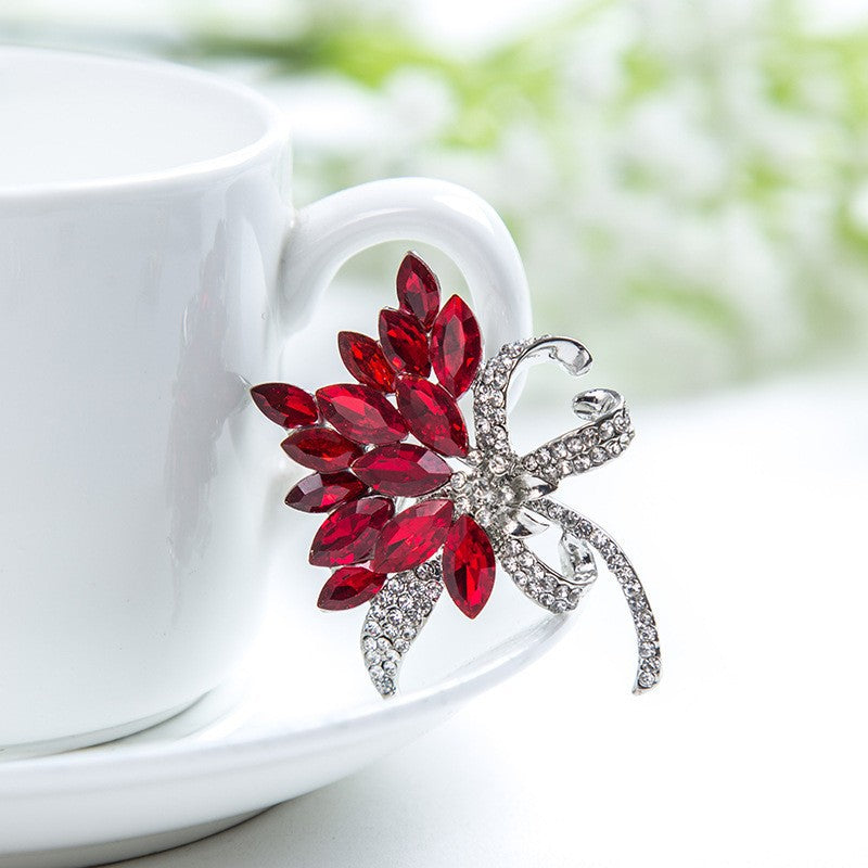 Sparkling brooch with floral design Kalsten