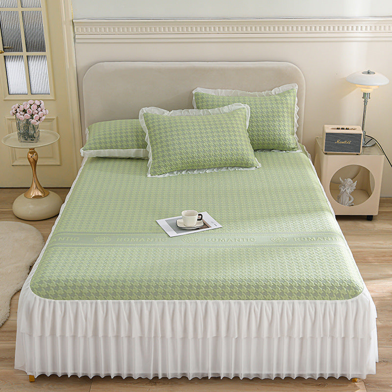 Ladies elegant bedspread set with decorative ruffled hem Kalsten