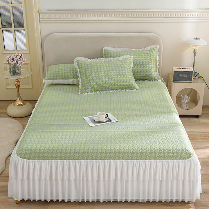 Ladies elegant bedspread set with decorative ruffled hem Kalsten