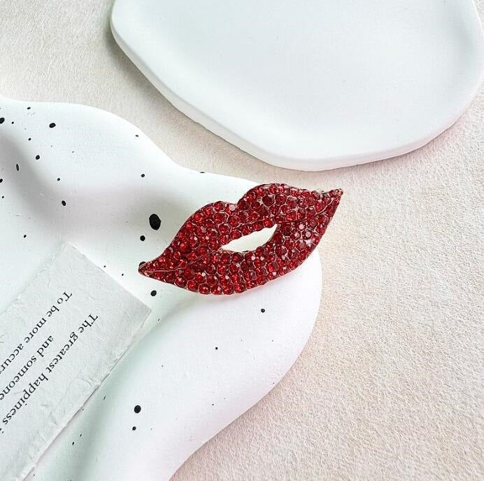 Glittering Lip Brooch Kalsten